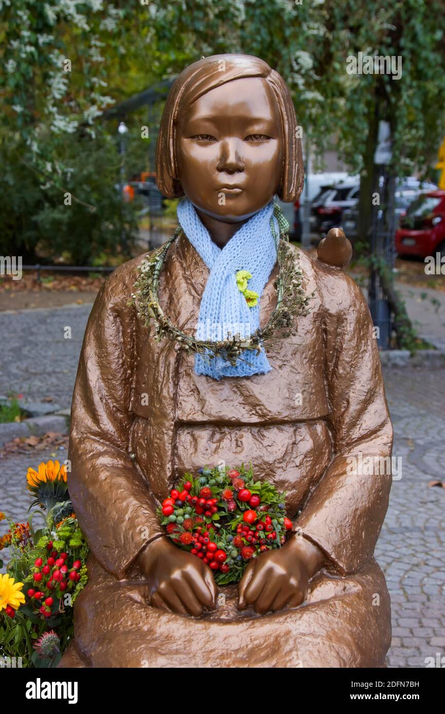 Bronzemedadle, Korean Peace Statue of Comfort Women, vom Künstlerpaar Kim Eun-sung und Kim Seo-kyung, Moabit, Berlin, Deutschland Stockfoto