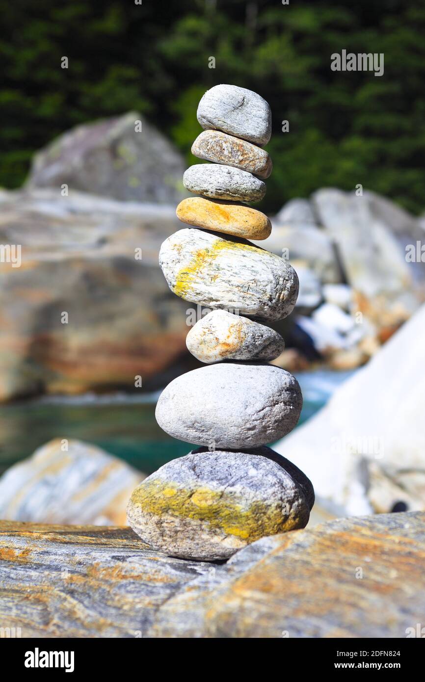 Gestapelte Steine, ausgeglichen, Gleichgewicht, Gleichgewicht, Stapel, Verzasca Valley, Tessin, Schweiz Stockfoto