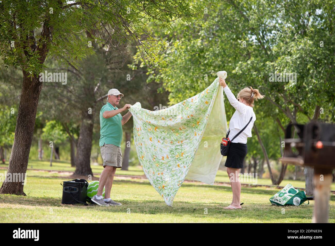 Chandler AZ/USA 04/19/2020 Leute, die den Park während des Arizona genießen, bleiben zu Hause bestellen. Stockfoto