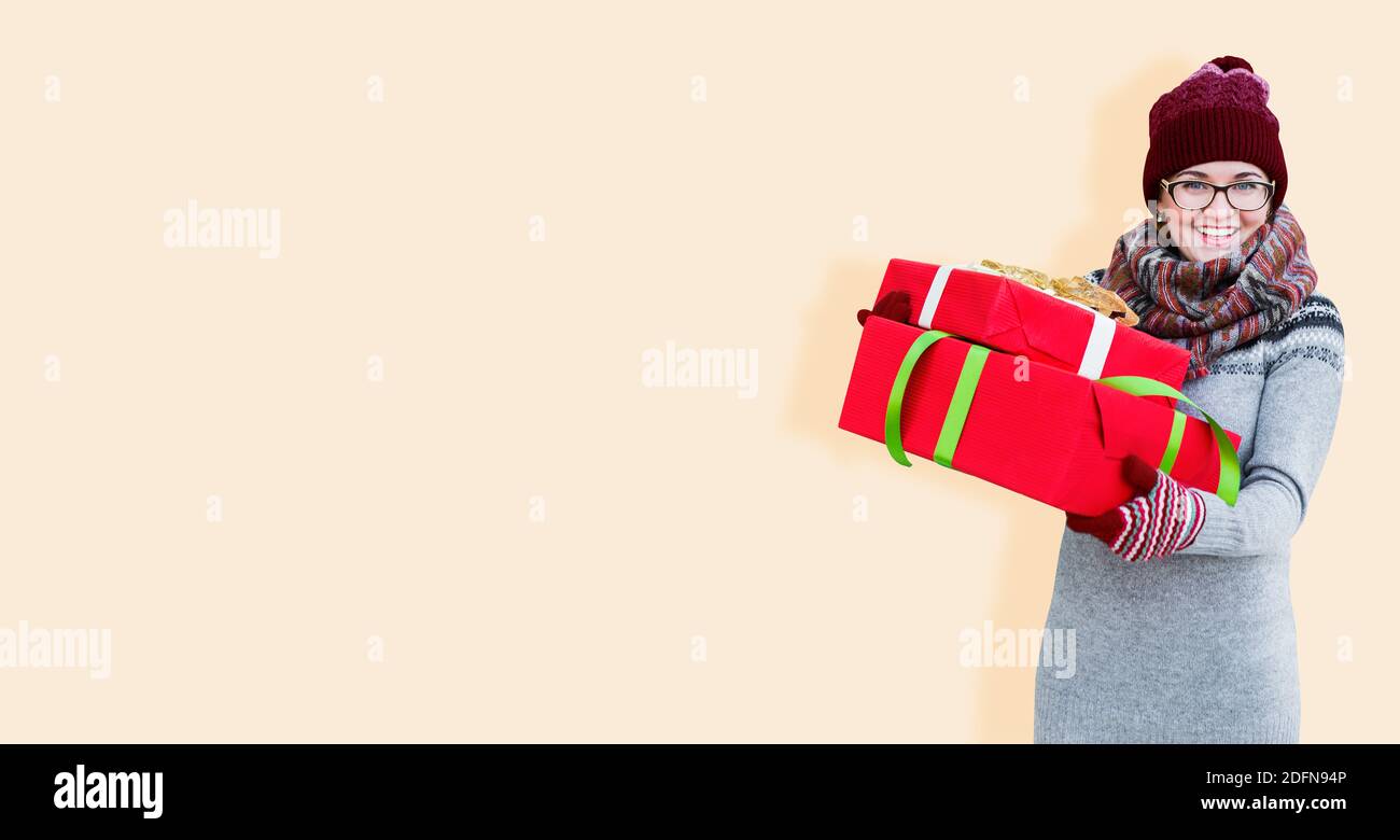 Frau mit Geschenken in roten Boxen. Isoliert auf Set Sail Champagner Hintergrund Stockfoto