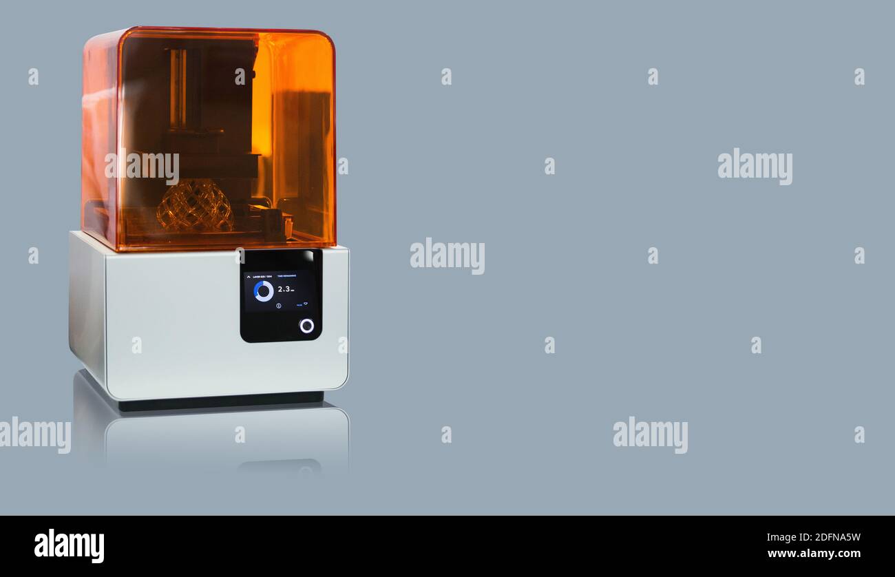 Stereolithographie 3d-Drucker isoliert auf grauem Hintergrund. Stockfoto