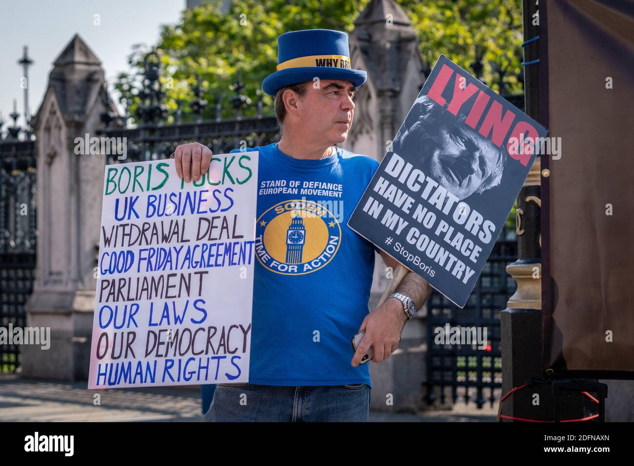 Der Anti-Brexiteer Steve Bray setzt diese ganztägigen Proteste in Westminster fort, bei denen die Korruption der Tory-Regierung aufgedeckt und Großbritannien aufgefordert wird, der EU wieder beizutreten. London, Großbritannien. Stockfoto