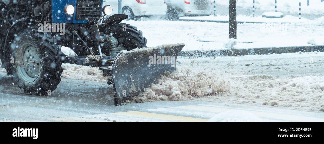 Schneefräse entfernt Schnee vom Bürgersteig Stockfoto