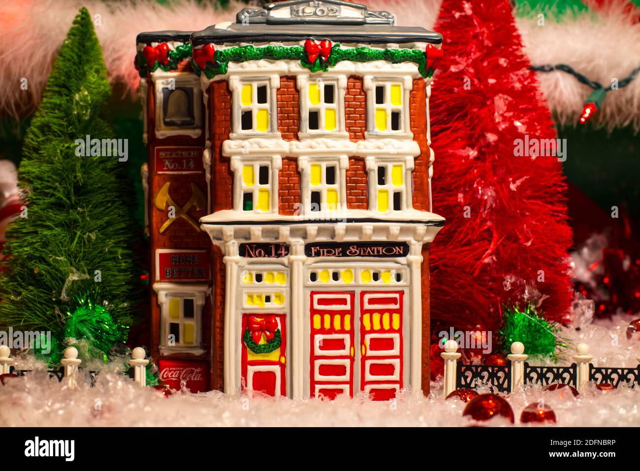 Augusta, GA USA - 12 05 20: Coca Cola Holiday Vintage Village Kollektion Feuerwache Stockfoto
