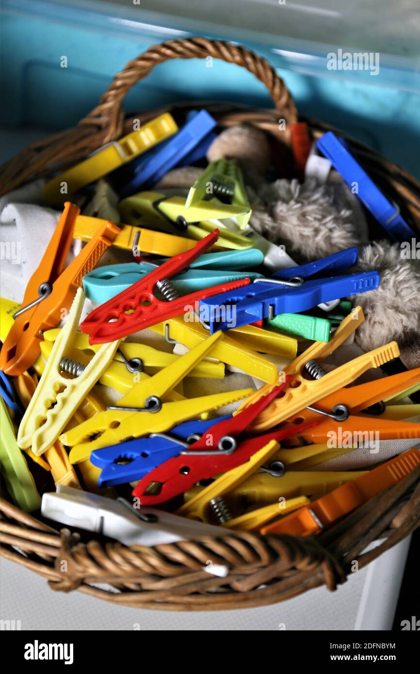 Kleidung im Korb Stockfoto