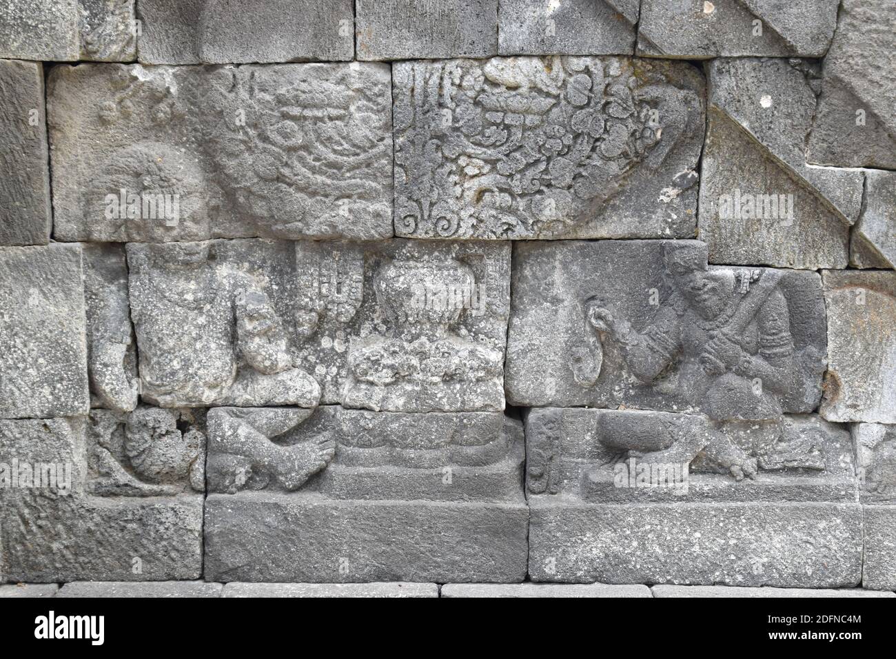 yaksha Relief an der Haupttempelwand des Sojiwan Temple Complex in Zentral-Java, Indonesien Stockfoto