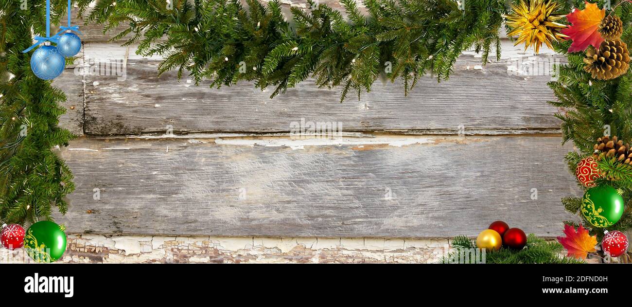 Weihnachtszeit Konzept. Oben Doppelbordüre mit Verzierungen über einem Holzhintergrund. Stockfoto