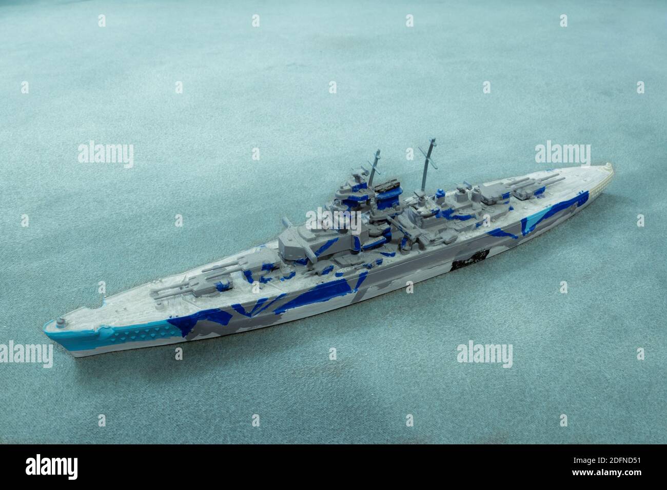 Gemaltes Modell des deutschen Schlachtschiffs 'Bismarck' aus dem zweiten Weltkrieg Stockfoto