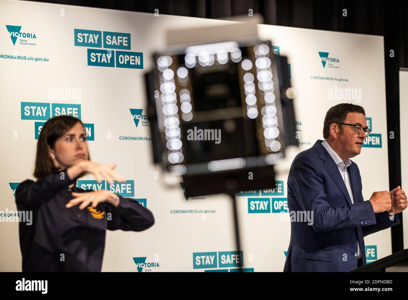 Premier Daniel Andrews spricht während einer Pressekonferenz und kündigt die weiteren Schritte zur Lockerung der Einschränkungen an.nach 37 Tagen ohne neue Fälle von Coronavirus, lockert der viktorianische Premier Daniel Andrews die Beschränkungen für Versammlungen im Haus, Die Verwendung von Masken und der Übergang zu einem System der Dichte Grenzen anstatt Kappen auf die Anzahl der Menschen in Gaststätten. Stockfoto