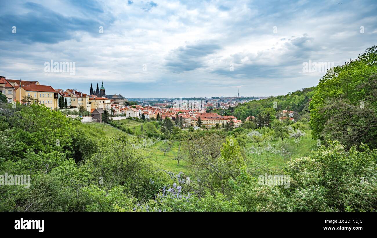 Blick auf die Prager Burg über dem roten Dach von Petrin im Sommer, Prag, Tschechische Republik. Malerische Aussicht auf Prag Stadt, Prager Burg mit Blick auf rot Stockfoto