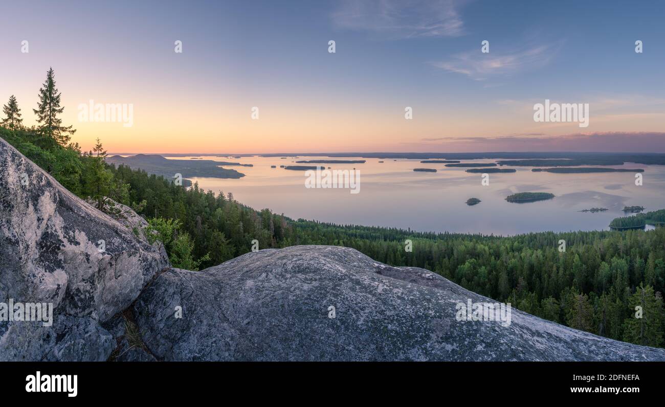 Malerische Landschaft mit See und Sonnenuntergang am Abend im Koli Nationalpark, Finnland Stockfoto