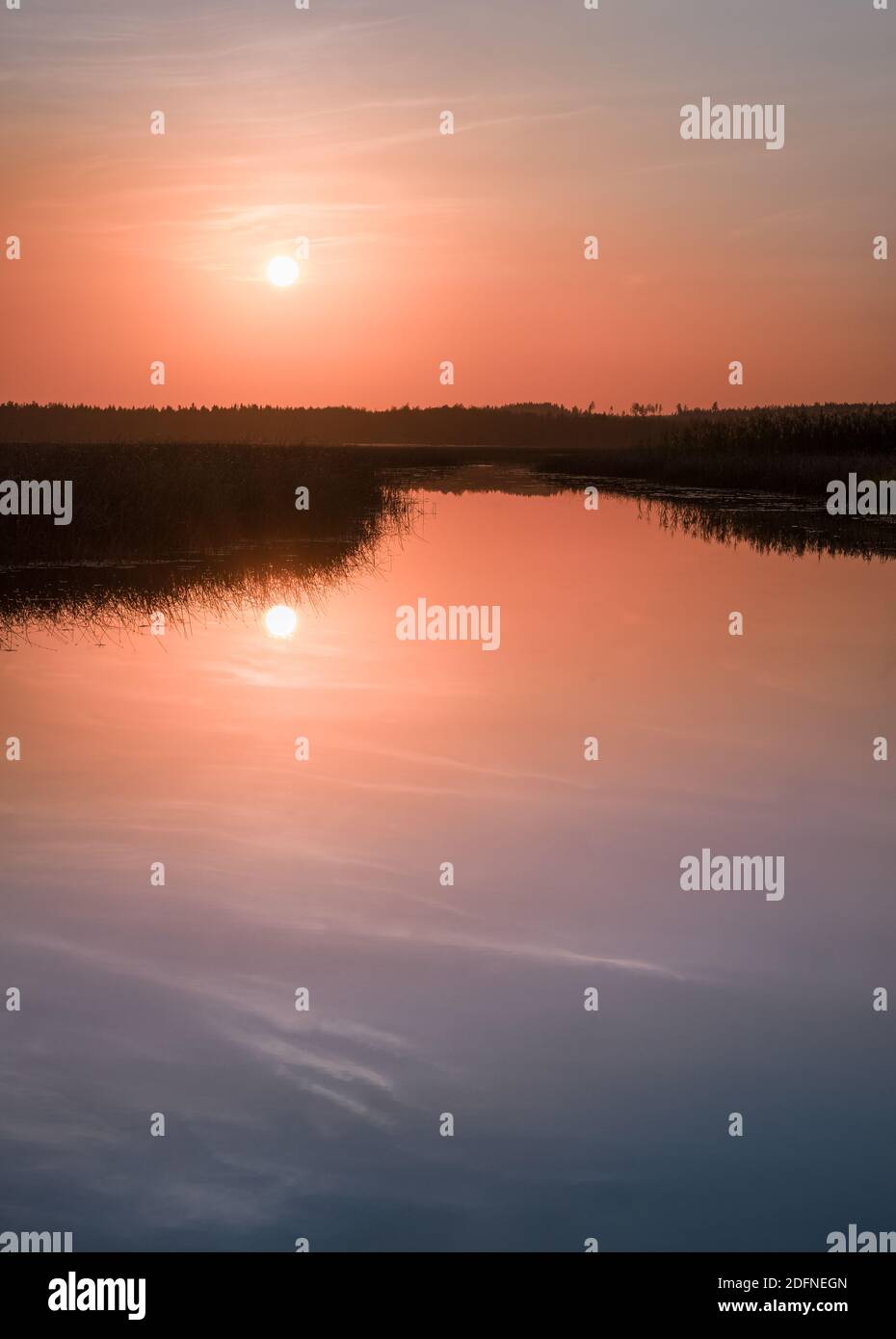 Malerische Sonnenuntergangslandschaft mit Wasserspiegelungen und Stimmungsfarben am Herbstabend in Finnland. Stockfoto