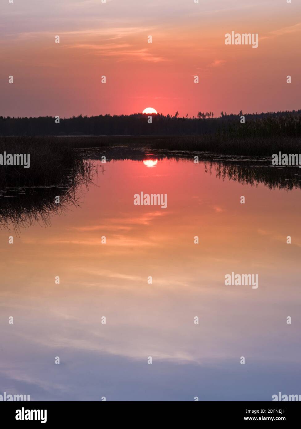 Malerische Sonnenuntergangslandschaft mit Wasserspiegelungen und Stimmungsfarben am Herbstabend in Finnland. Stockfoto