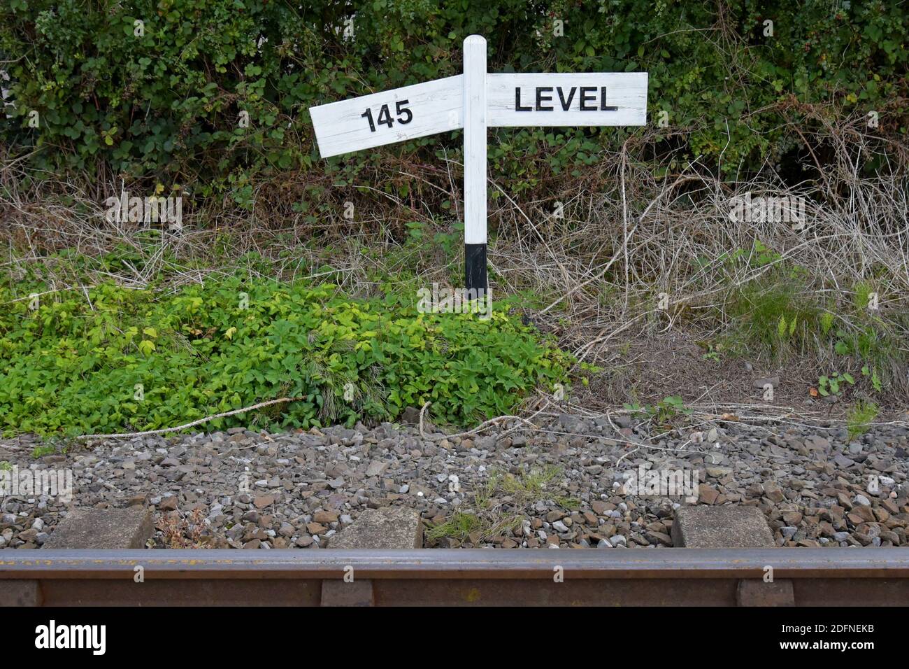 Eine Gradientenmarkierung auf der Strecke, die die Steigung der Strecke auf der Severn Valley Railway in Shropshire anzeigt Stockfoto