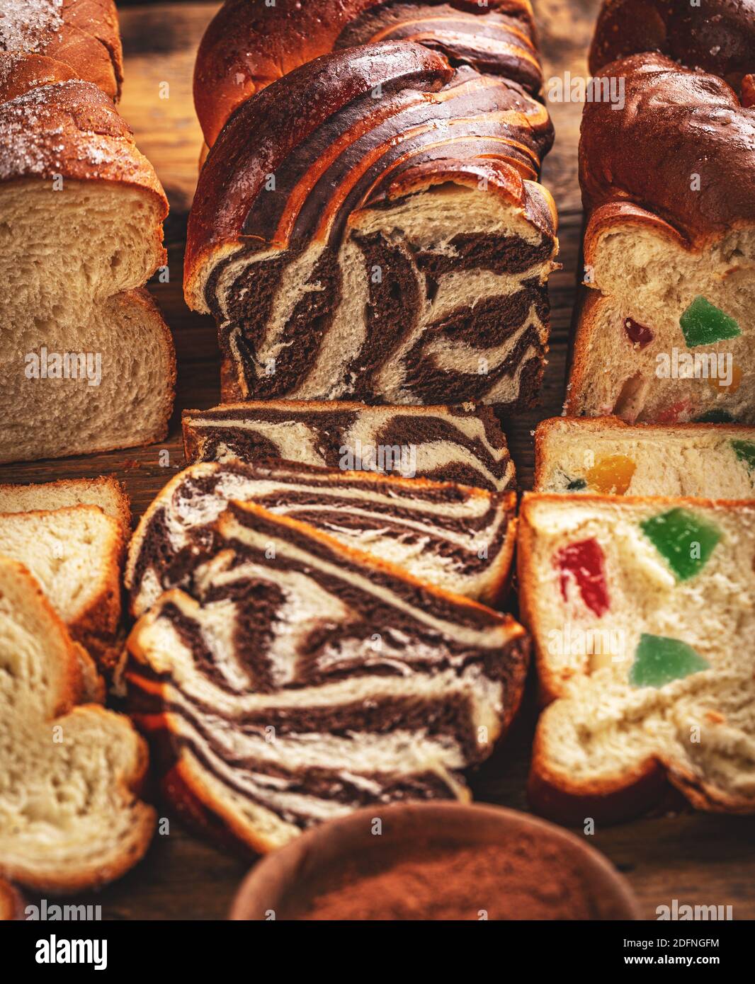 Wirbel Brioche mit Schokolade, traditionelle polnische süße Weihnachtsbrot Stockfoto