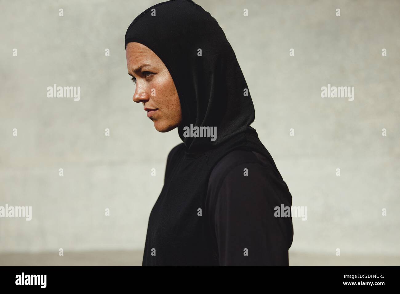 Nahaufnahme einer muslimischen Frau in Sportkleidung im Freien. Weiblich in Hijab Training Outfit Pause nach dem Training. Stockfoto