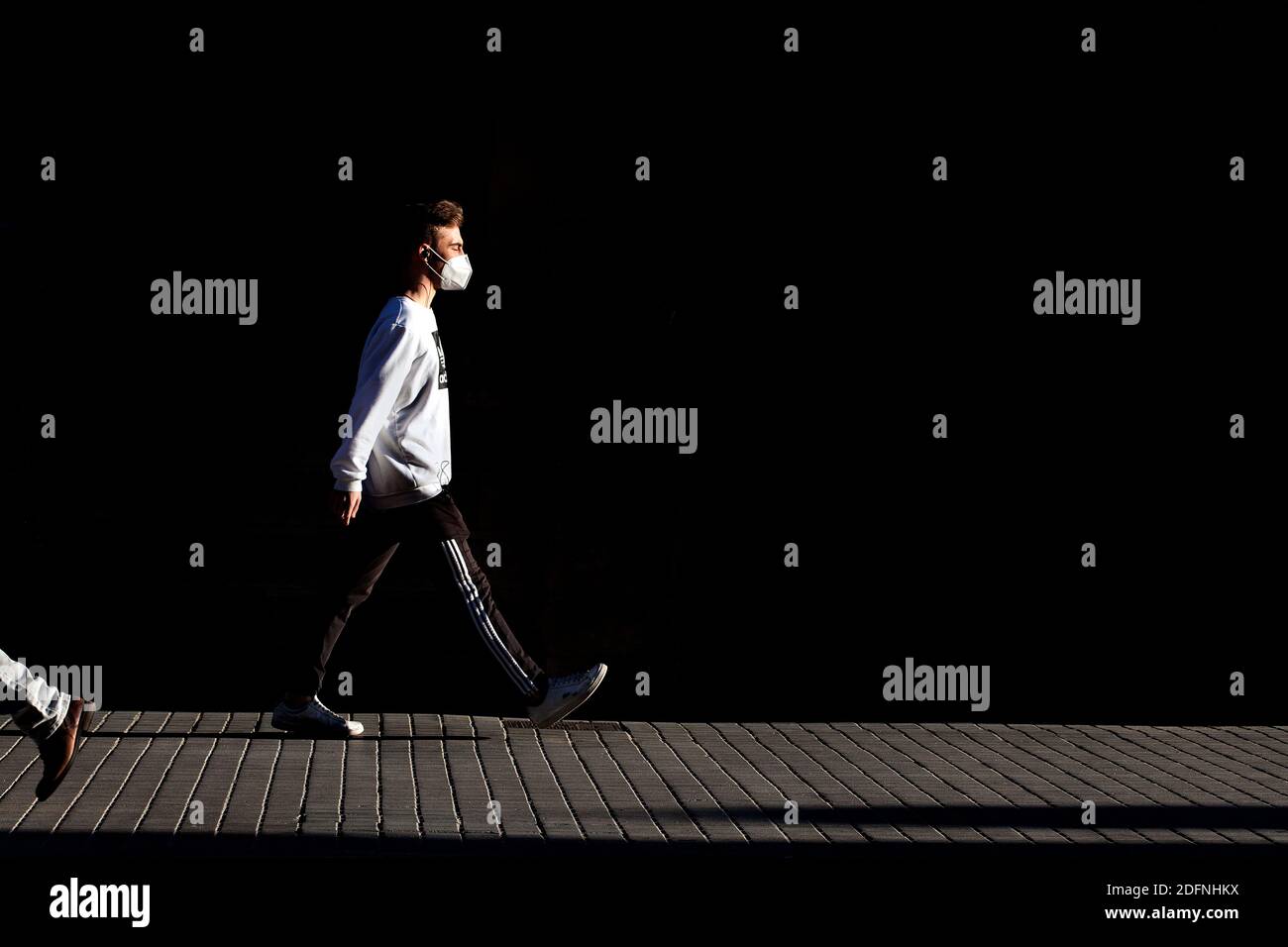 Junger Mann bei einem Spaziergang an der Sagrada Familia, Barcelona, Spanien. Stockfoto