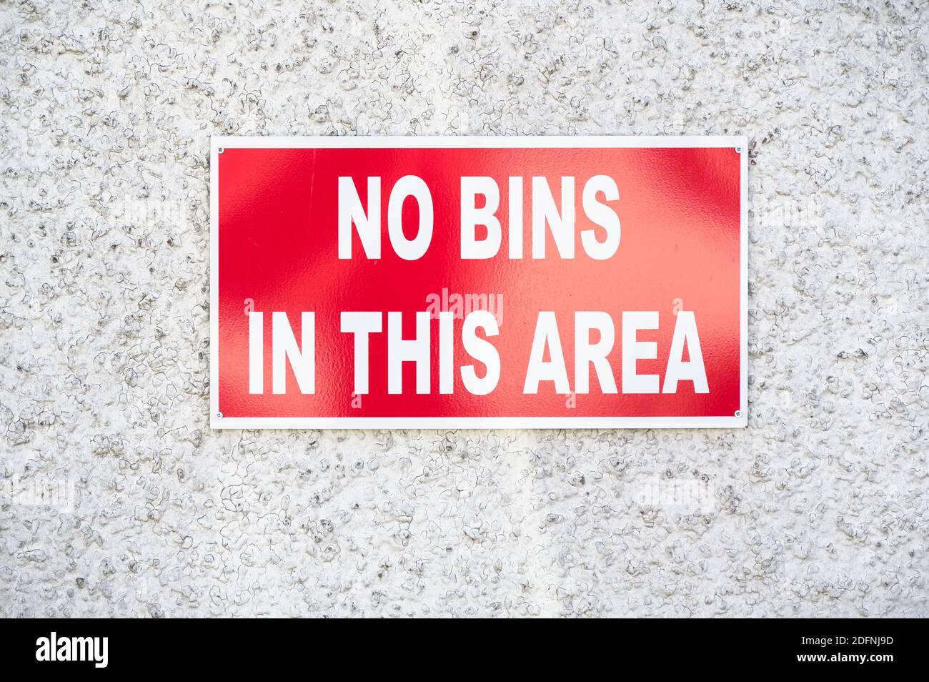 In diesem Bereich sind keine Mülleimer erlaubt. Rotes Schild Stockfoto