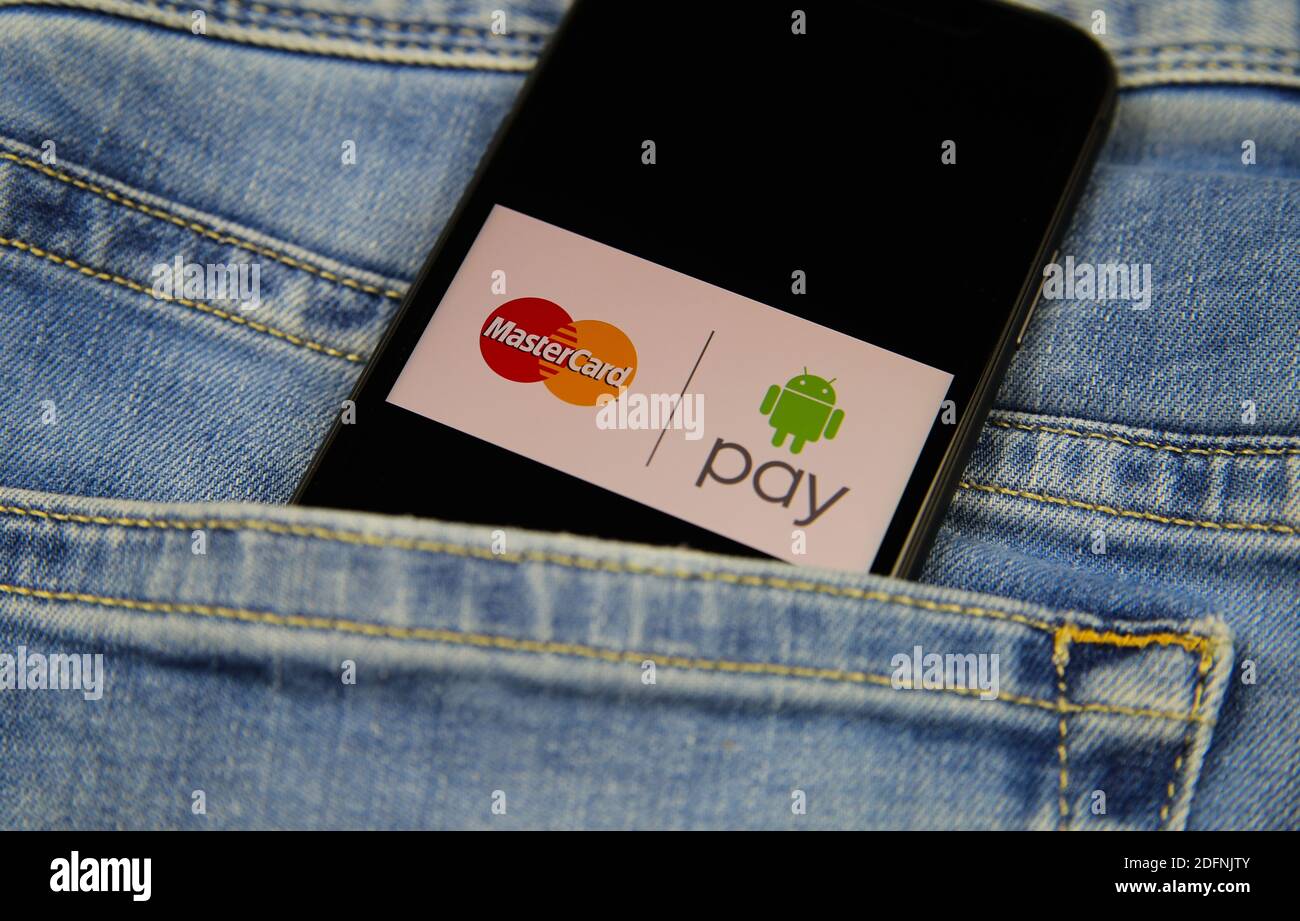 Viersen, Deutschland - 9. November. 2020: Nahaufnahme des isolierten Handys mit Payment Provider Android Pay Logo Schriftzug in Jeans Tasche Stockfoto