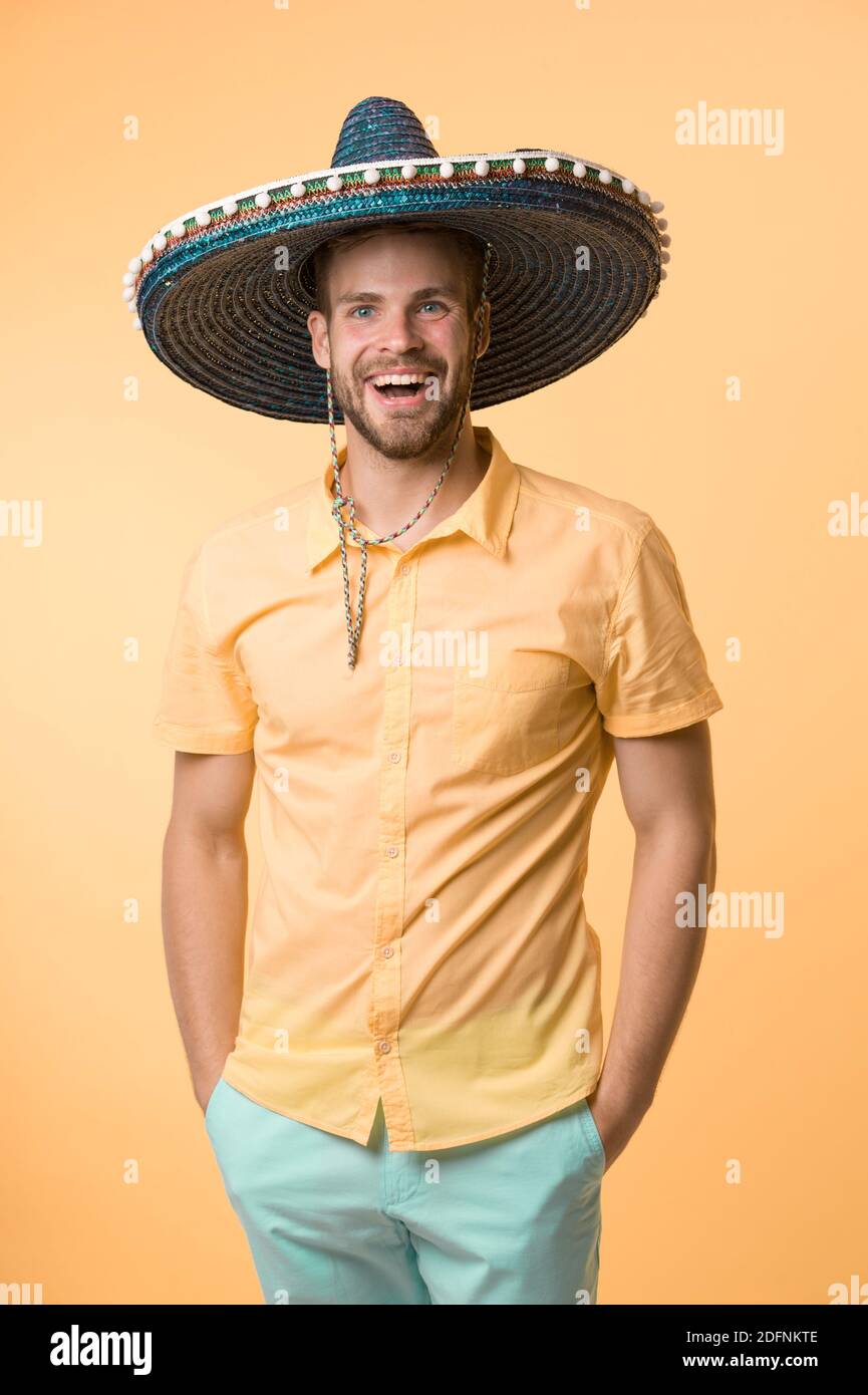 Mexikanische Feiertag Konzept. Mann fröhliches Gesicht festliche Stimmung in sombrero Hut gelben Hintergrund posiert. Kerl mit Borsten sieht in festlicher Sombrero. Mann feiern mexikanischen nationalen traditionellen Urlaub. Stockfoto