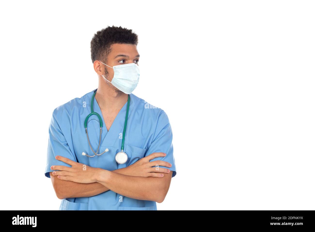 Lateinischer Arzt mit Maske in Zeiten von Coronavirus isoliert auf Ein weißer Hintergrund Stockfoto