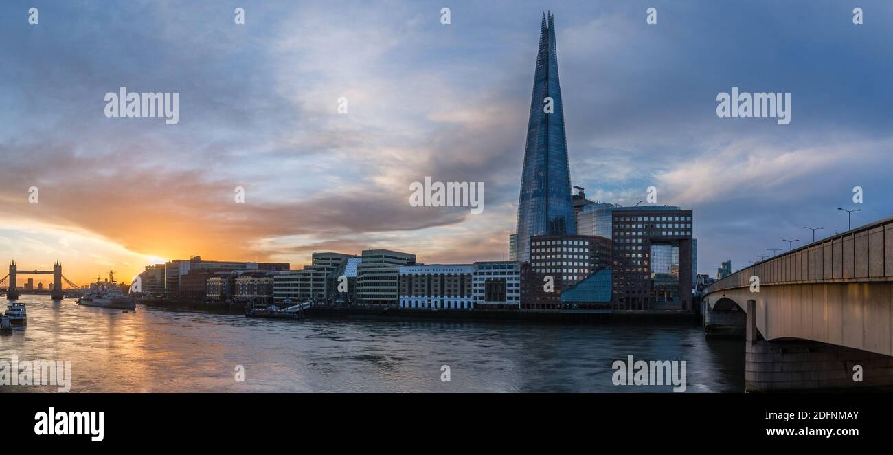Ein Panoramablick auf den Sonnenaufgang von der London Bridge zur Tower Bridge in London. Stockfoto