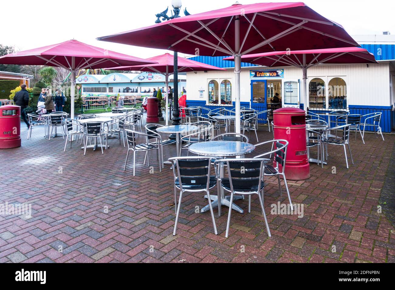 Leerer Cafe-Sitzbereich außerhalb eines Themenpark-Kaffeepunkts Stockfoto