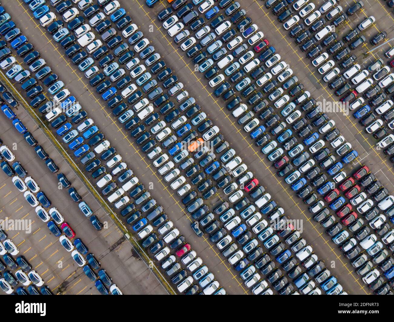 Draufsicht auf viele geparkte Autos warten auf Versand Antenne Drone Ansicht aufgereiht strukturiert Stockfoto