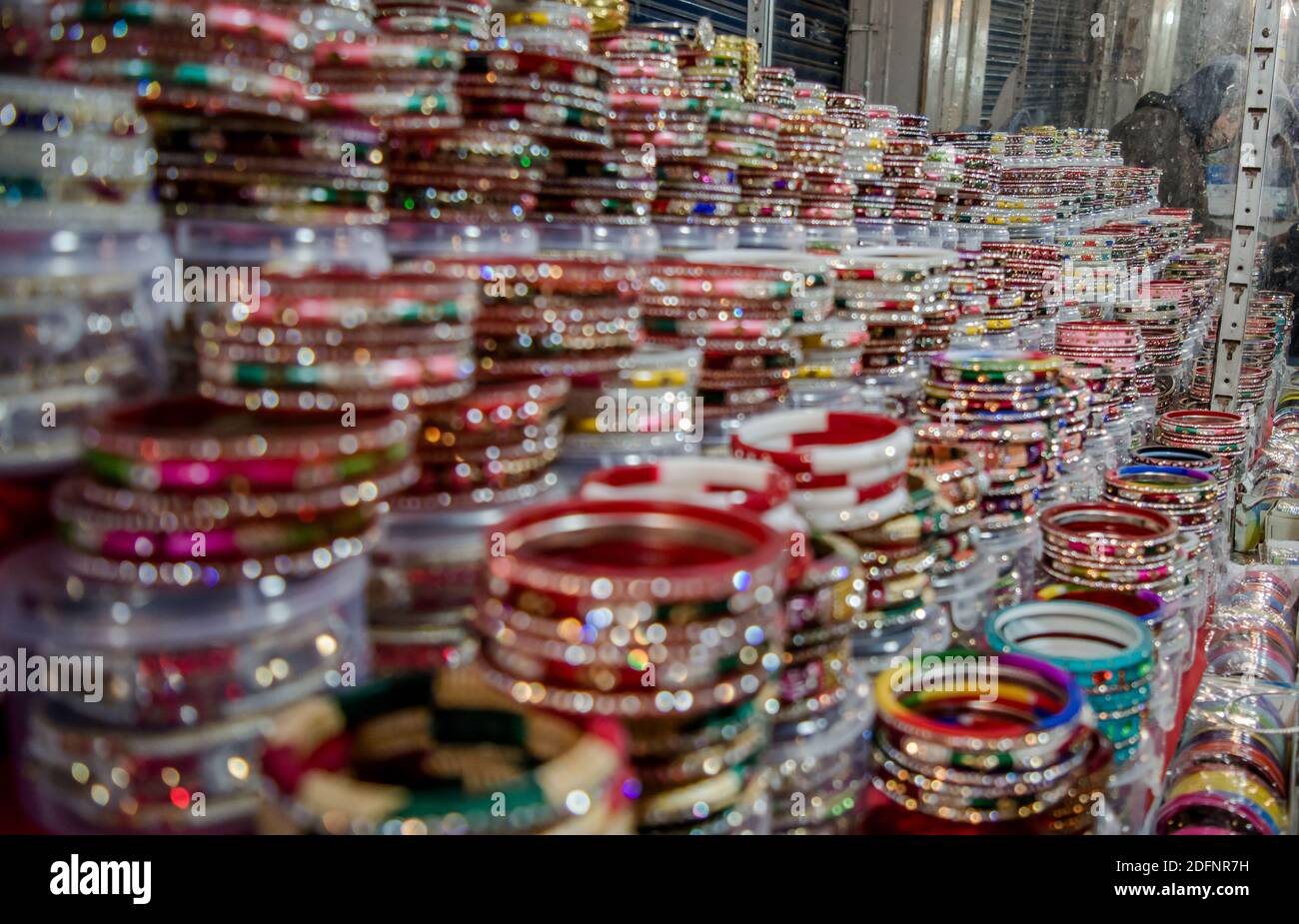 Schöne bunte Bangles am Katra Hauptmarkt von Jammu Stockfoto