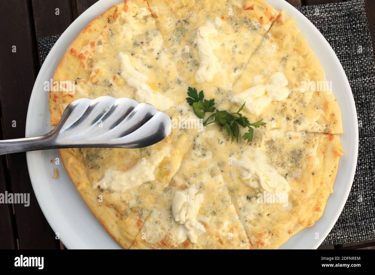 Teller mit Pizza vier Käse im Café Stockfoto