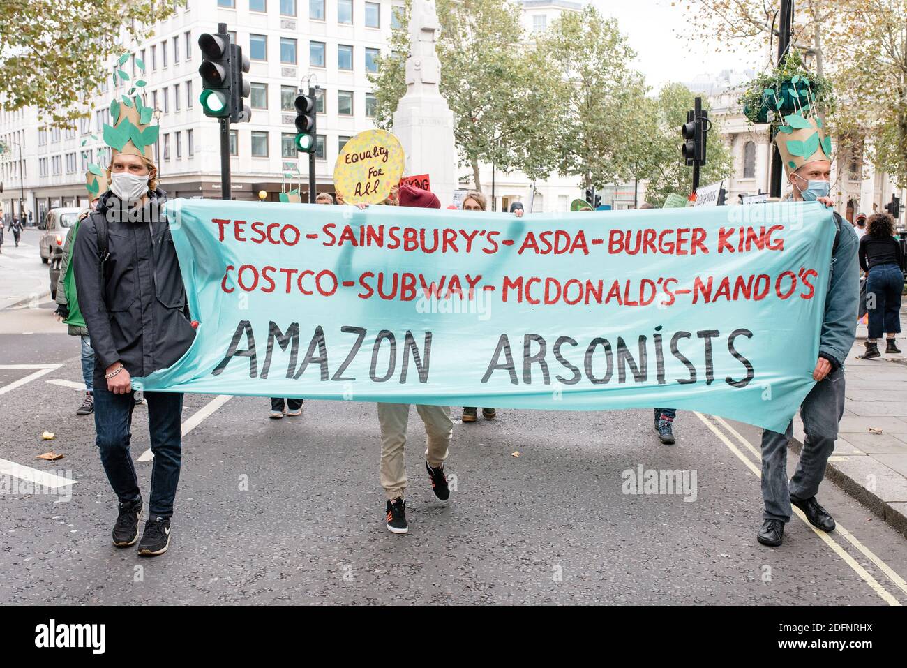 London, Vereinigtes Königreich - 10. Oktober 2020: Rettet die Rebellion des Amazonas-Aussterbens, Demonstranten marschieren vor der brasilianischen Botschaft Stockfoto