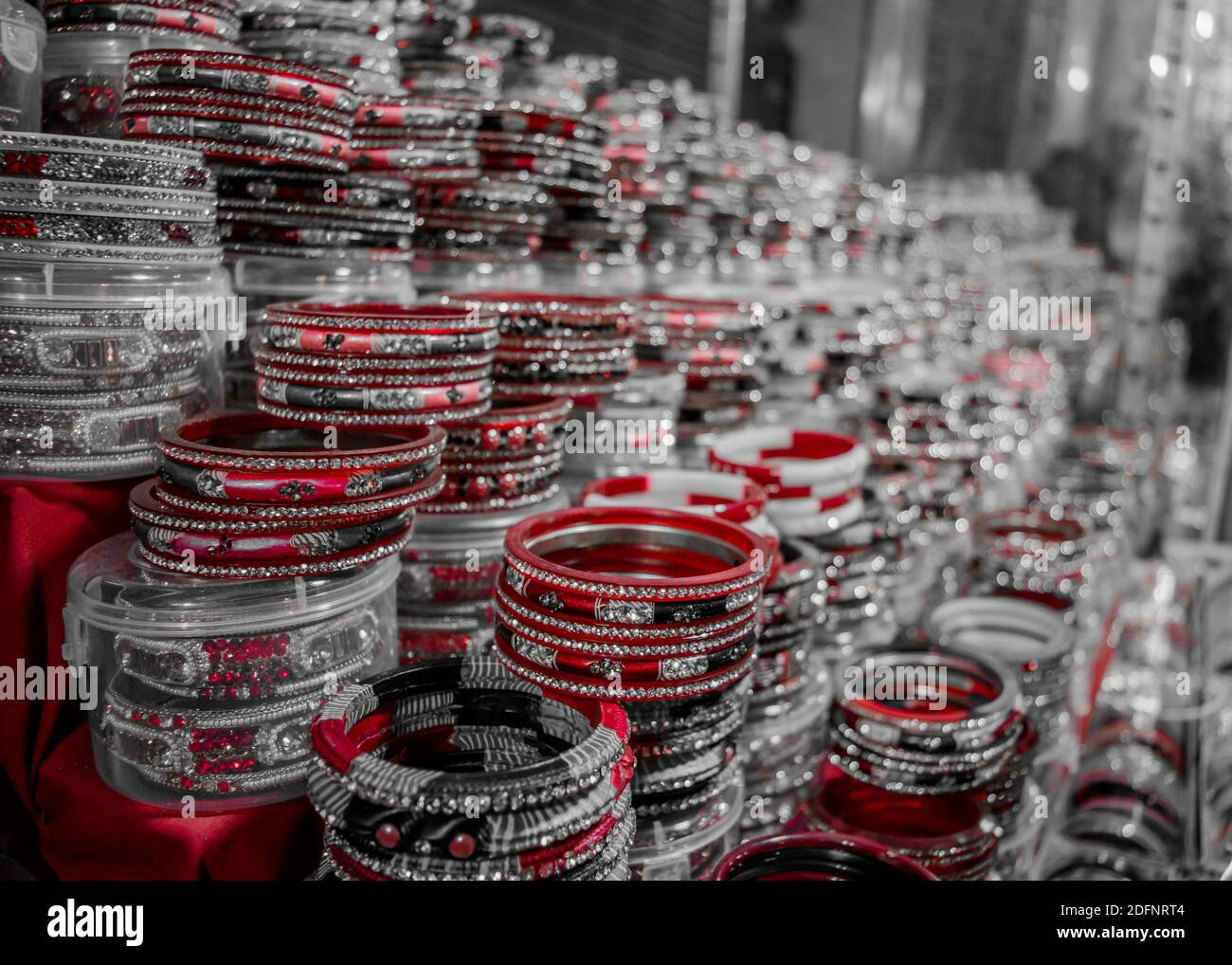 Schöne bunte Bangles am Katra Hauptmarkt von Jammu Stockfoto