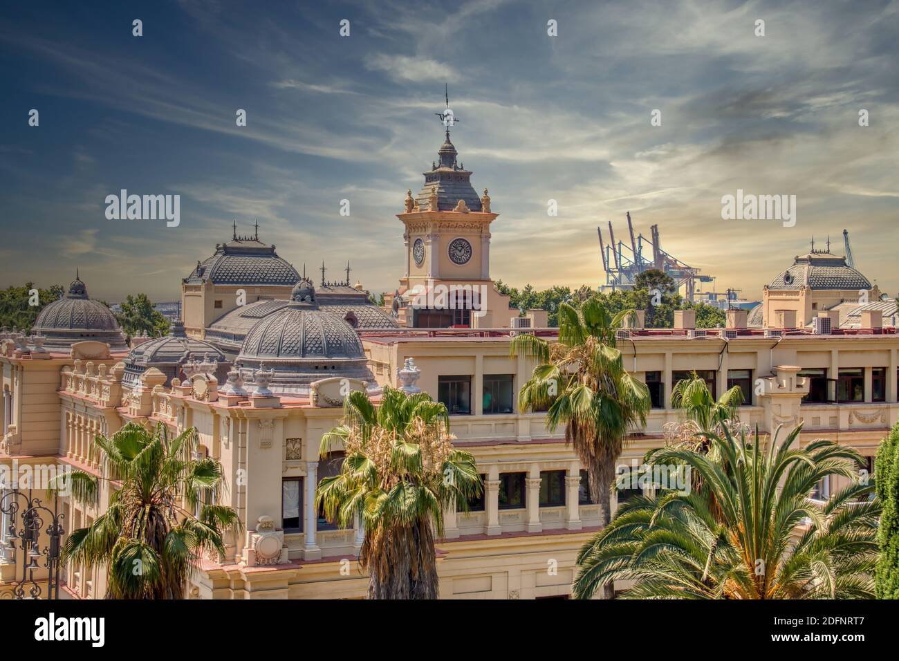 Blick auf das Rathaus der Stadt Malaga, umgeben von Vegetation. Costa del Sol, Andalusien, Spanien Stockfoto