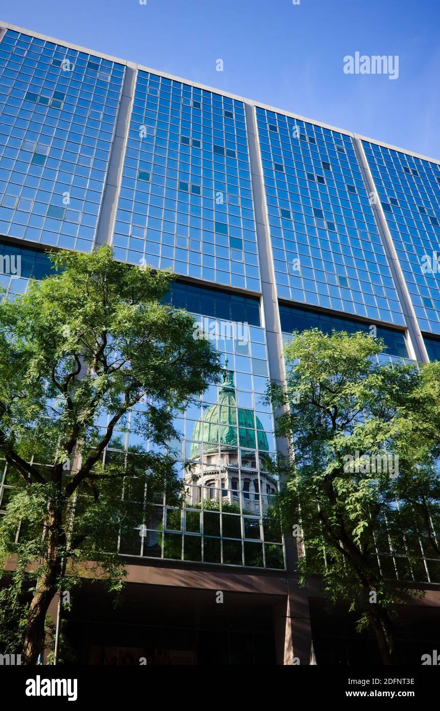 Die Kuppel des Nationalkongresses von Argentinien spiegelt sich im nächsten Bürogebäude aus Glas wider. Congreso de la Nación Argentinien. Buenos Aires. Stockfoto