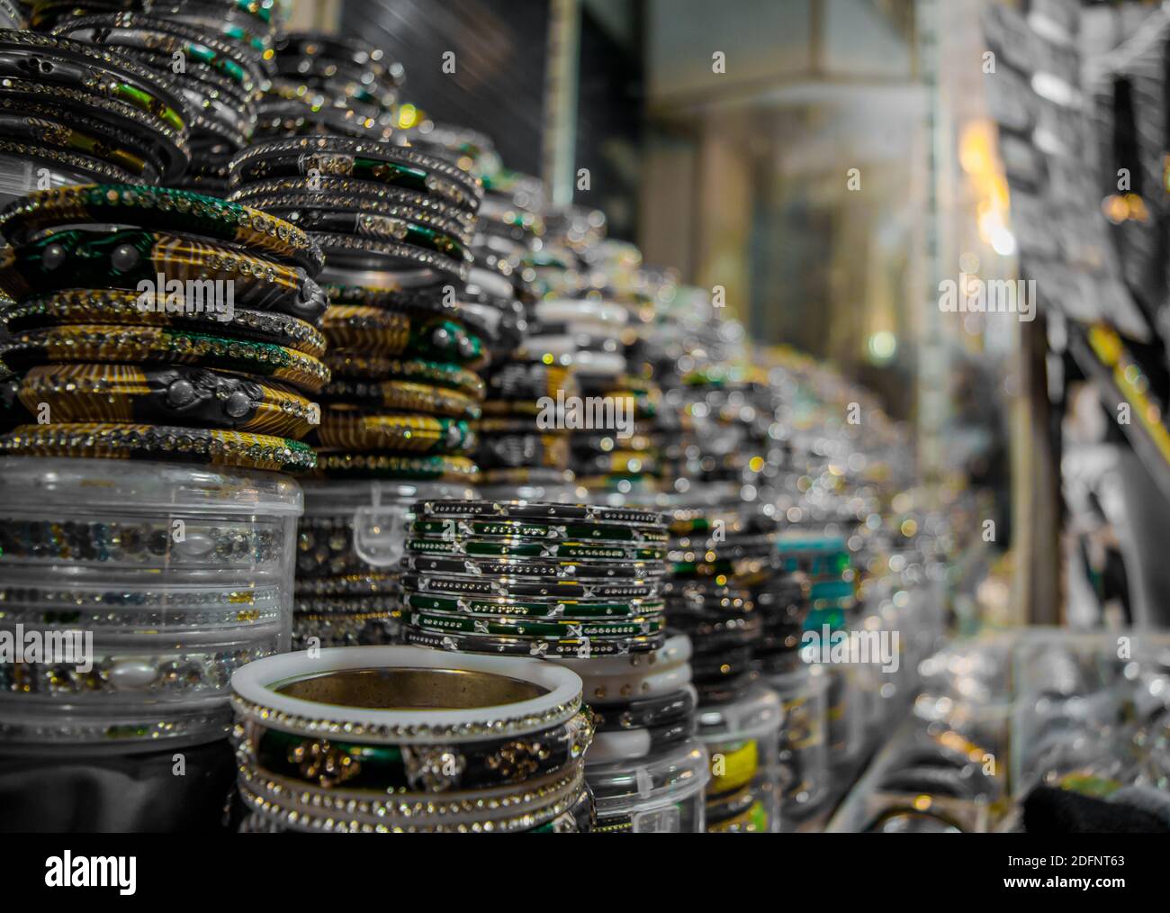 Schöne bunte Bangles am Katra Hauptmarkt von Jammu Stockfoto