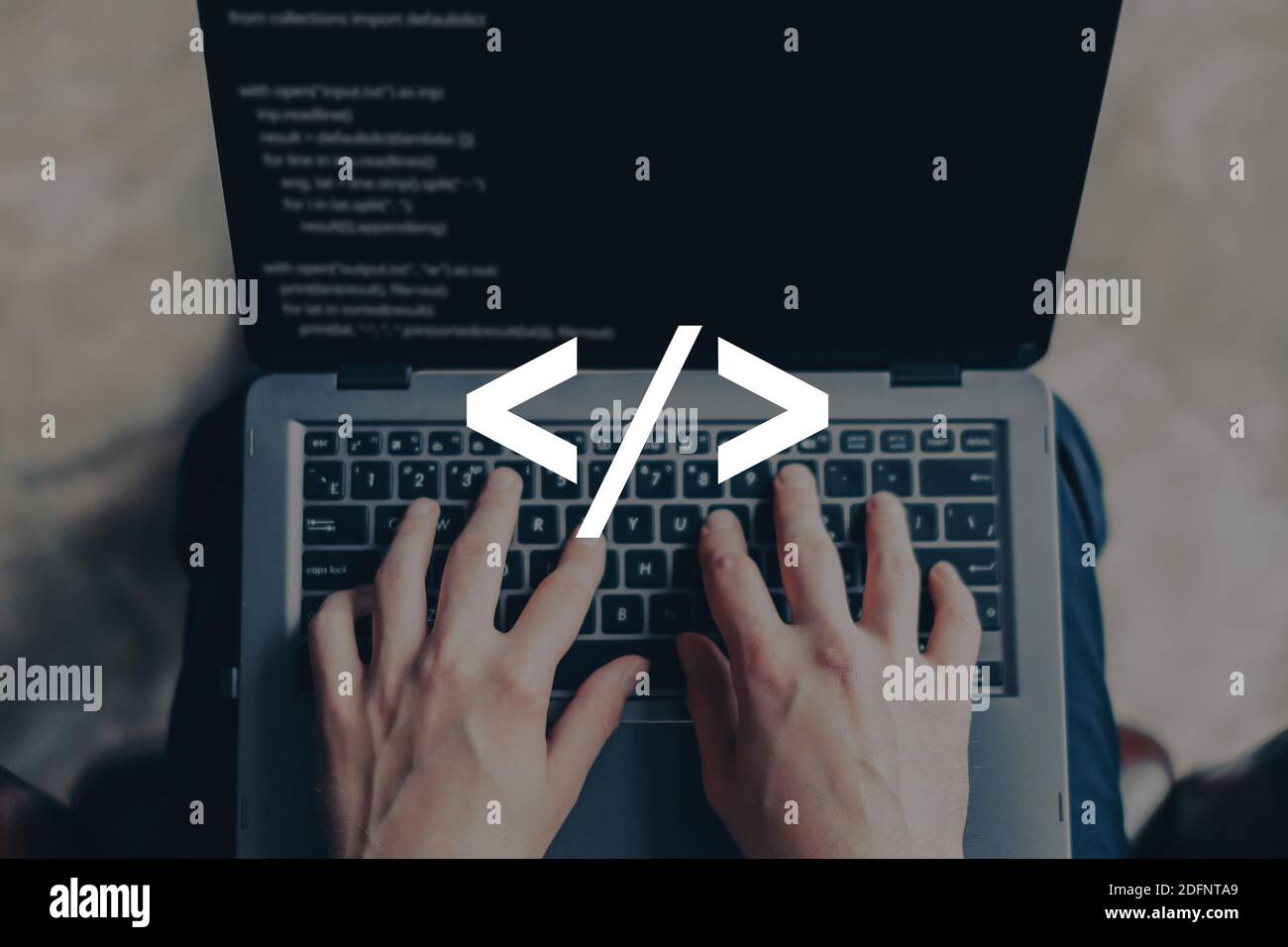 Programmierung und Codierung Sprachkonzept mit Person und Laptop. Stockfoto