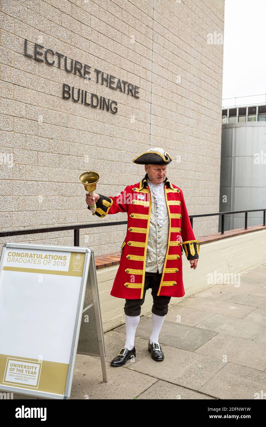 Der Bellman der Essex Universität in Colchester, klingelt seine Glocke bei der Abschlussfeier 15. Juli 2019 - Colchester, Unated Kingdom. University of t Stockfoto