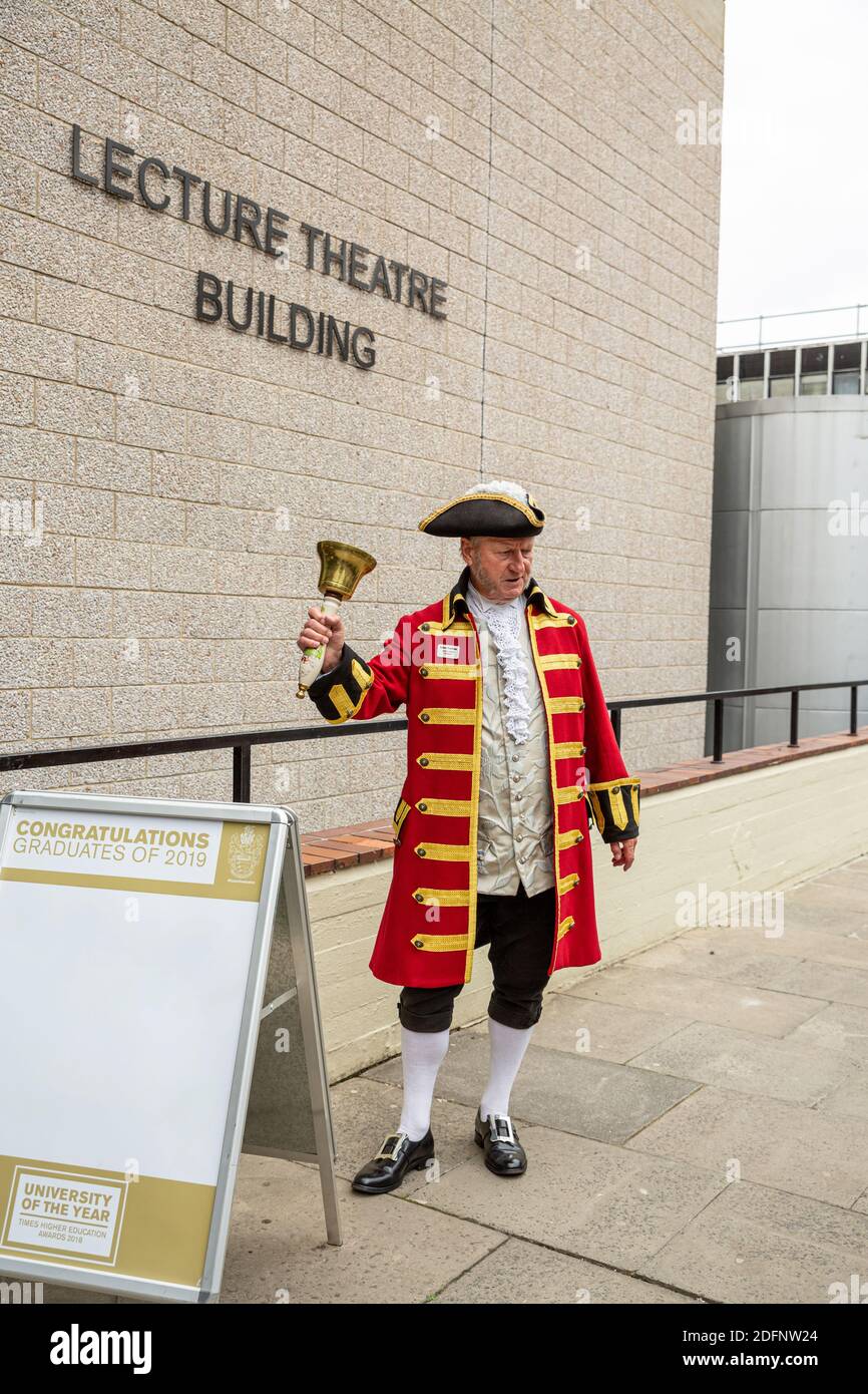 Der Bellman der Essex Universität in Colchester, klingelt seine Glocke bei der Abschlussfeier 15. Juli 2019 - Colchester, Vereinigtes Königreich. University of t Stockfoto