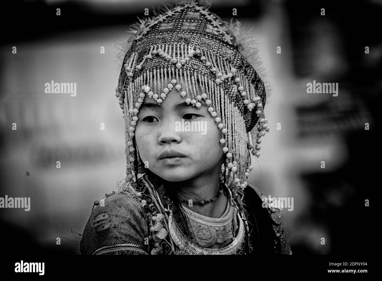 Portrait eines vietnamesischen kleinen Mädchens beim Verkauf von lokalen Handwerken Vietnam/Sapa Stockfoto