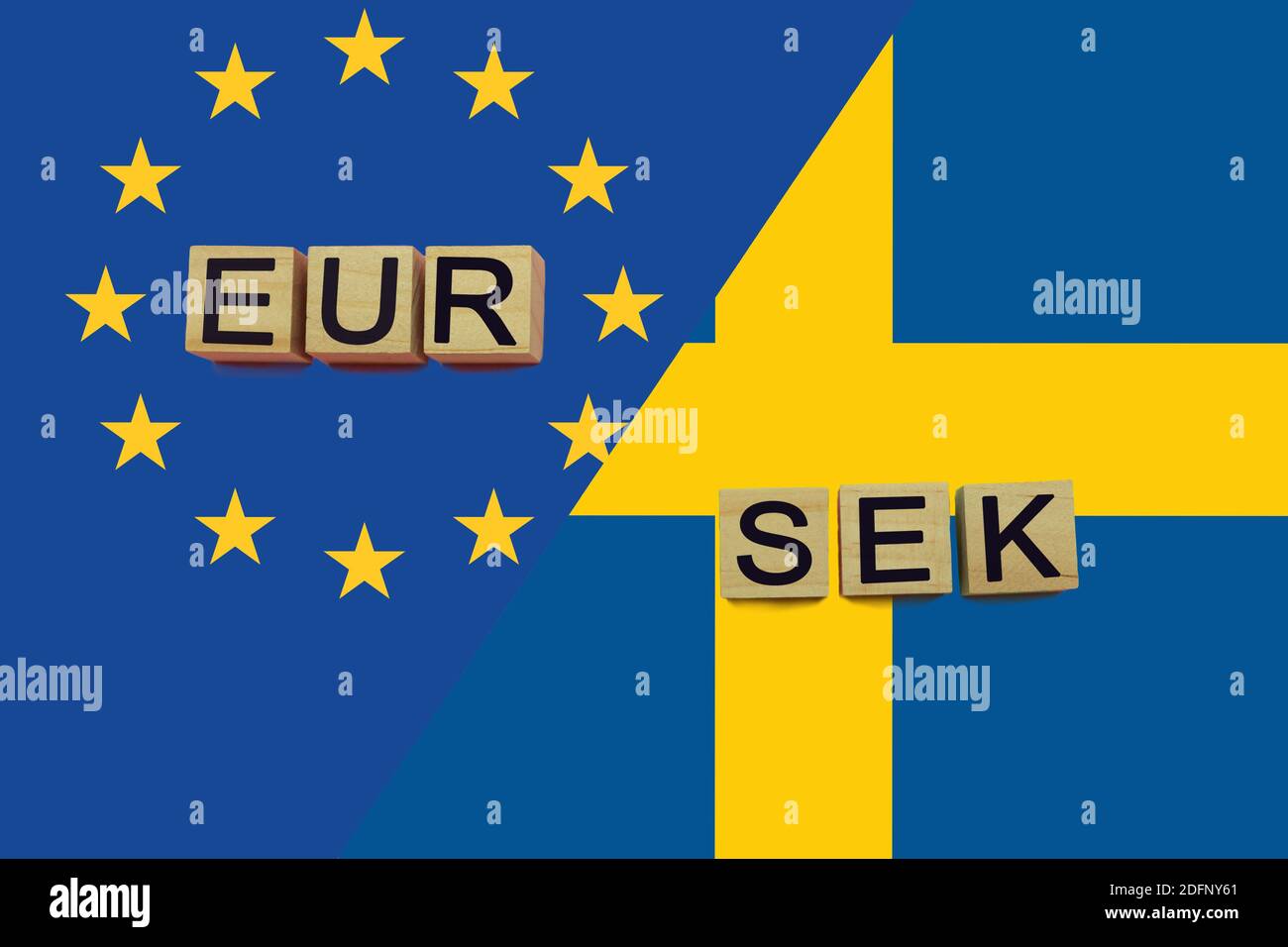 Einheitliche Europa und Schweden Währungen Codes auf nationalen Flaggen Hintergrund. Internationales Geldtransferkonzept Stockfoto