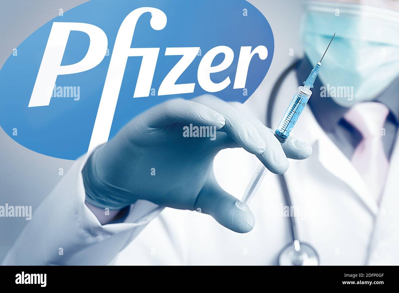 Pfizer BioNTech Impfstoff gegen Coronavirus COVID Krankheit. Spritze in Arzthand und Logo Pfizer auf dem Hintergrund. Illustratives Editorial Stockfoto