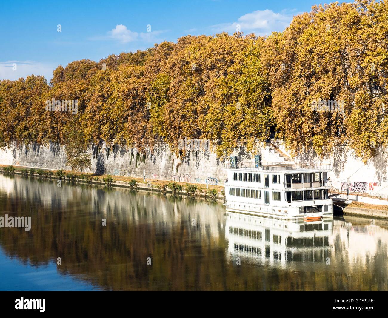 Flussboot auf dem Tiber - Rom, Italien Stockfoto