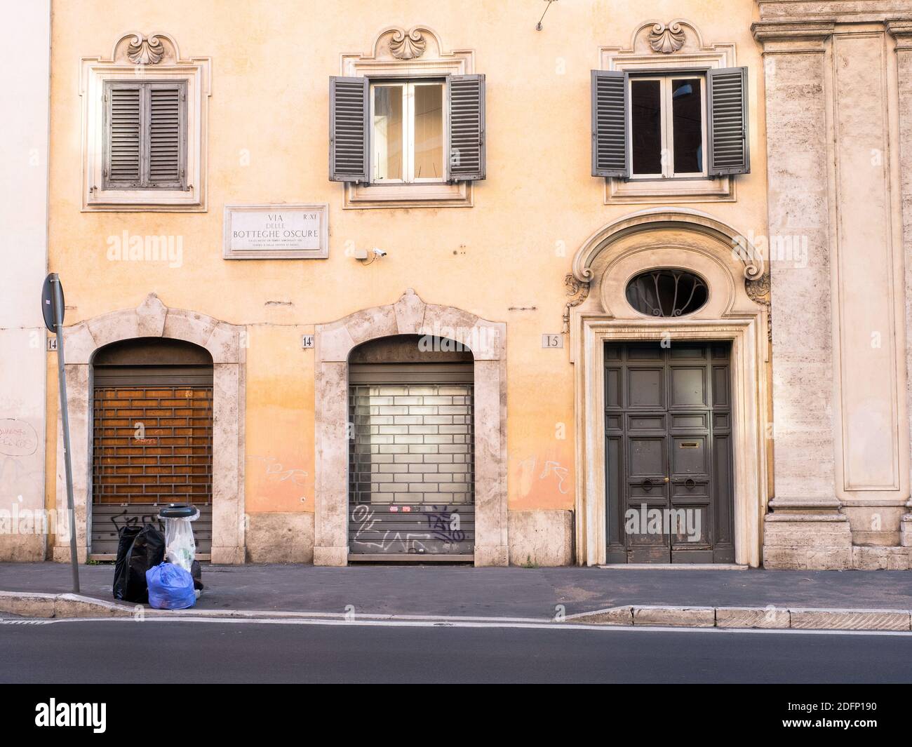 Gebäudefassade in Via delle Botteghe Oscure - Rom, Italien Stockfoto