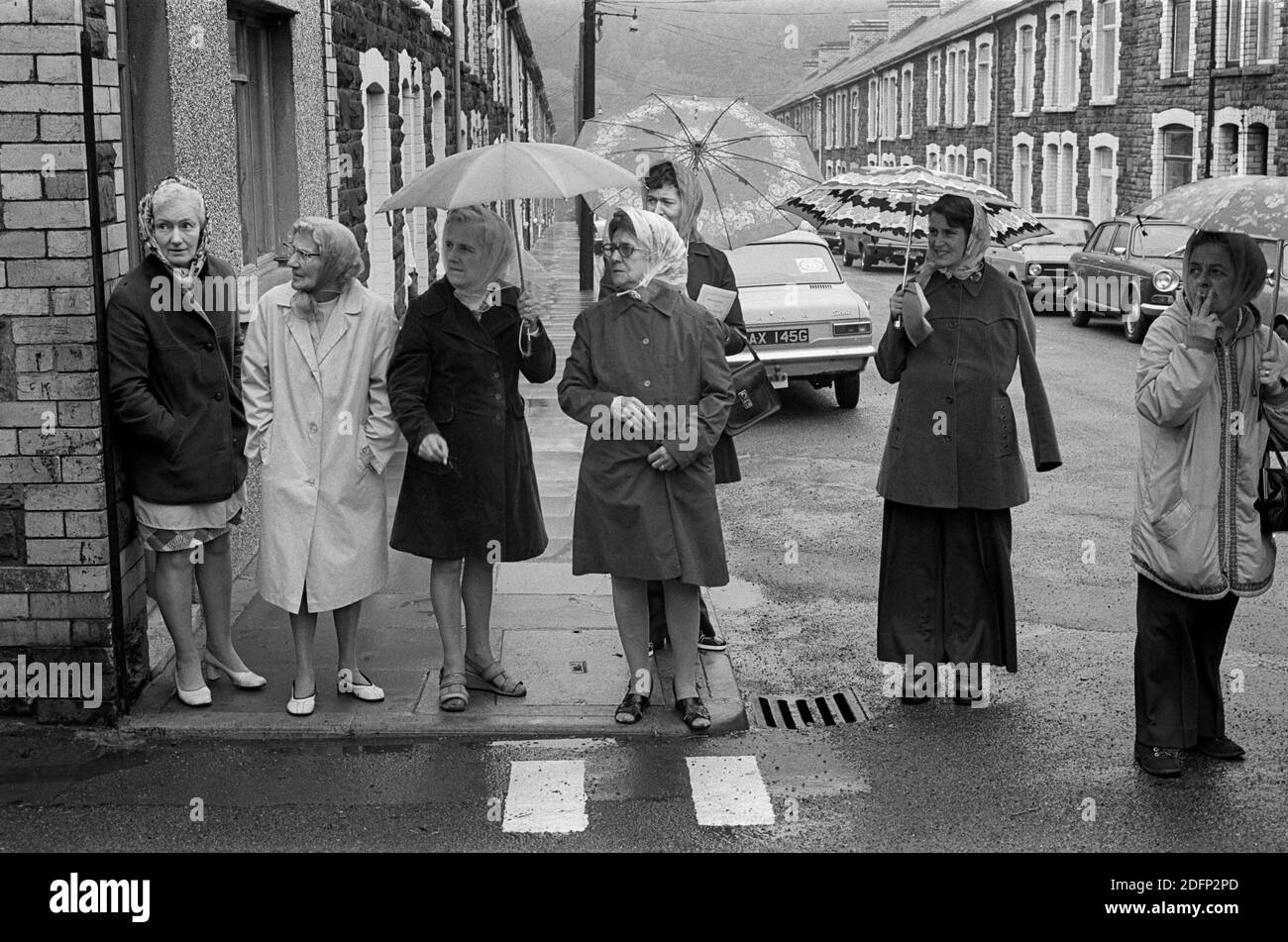 Warten auf die Karnevalsparade im Regen, Cwmfelinfach Karneval, 1976 Stockfoto