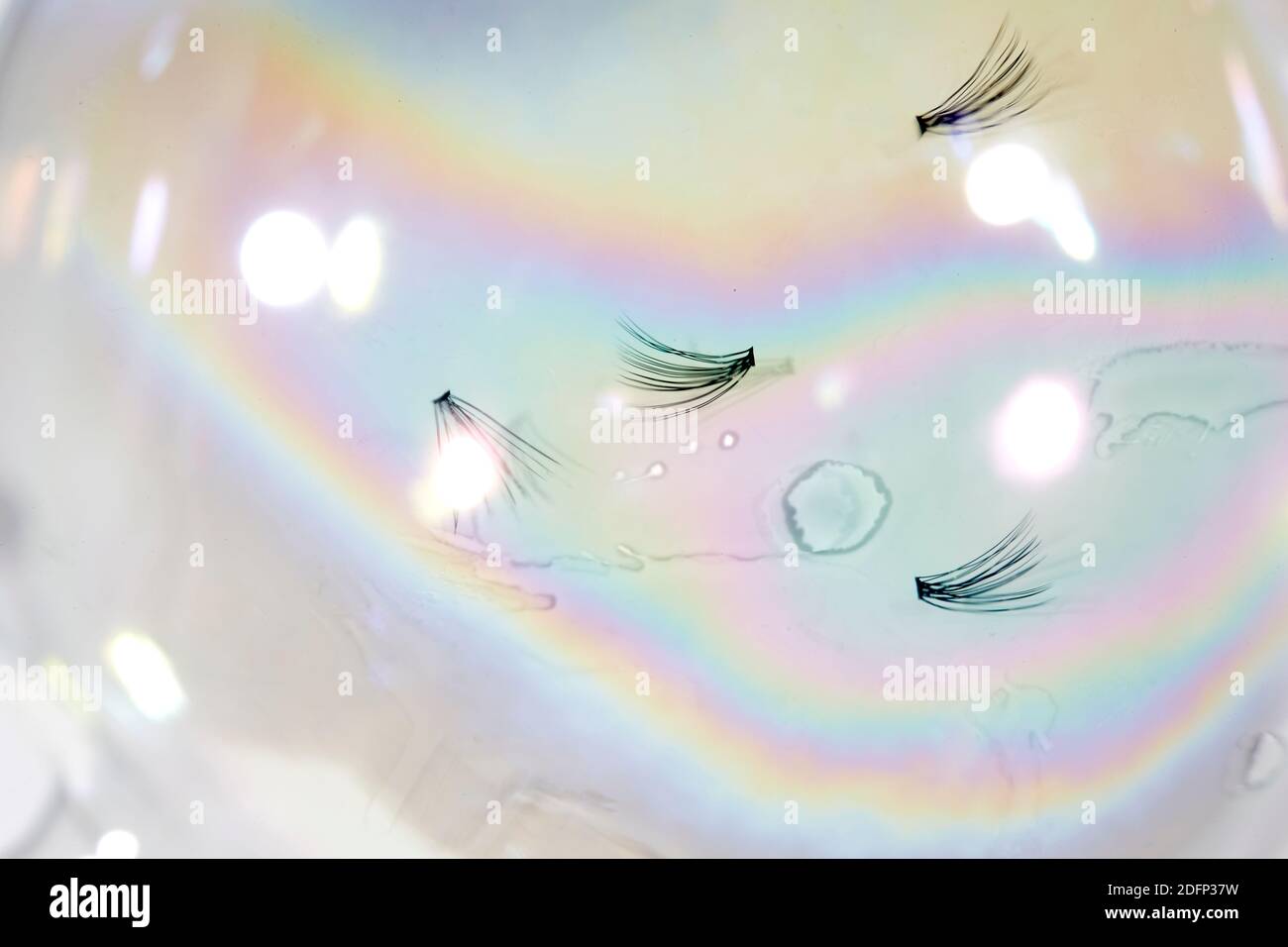 Individuelle Lashes mit Regenbogen Hintergrund Stockfoto