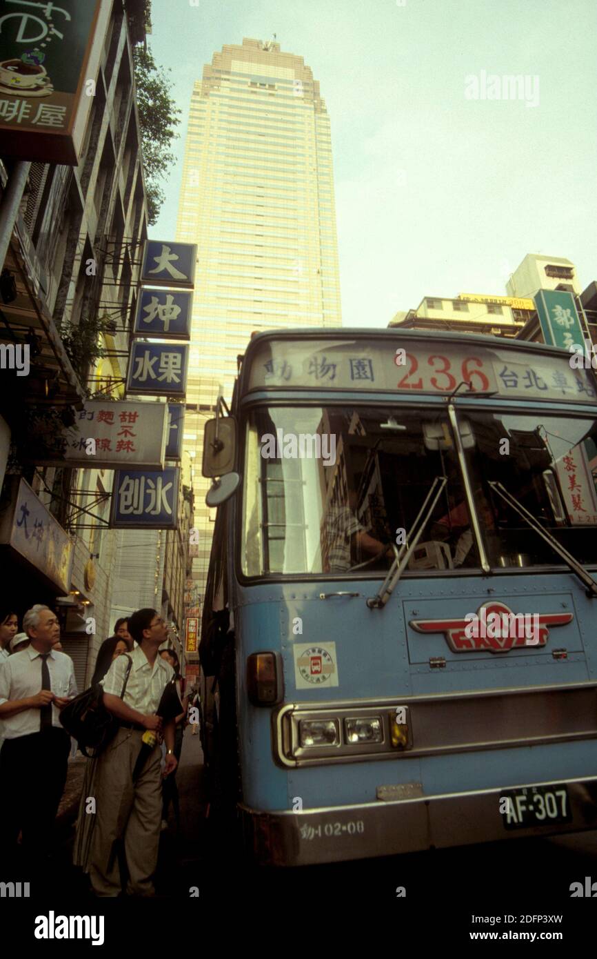 Ein Bus auf einer Straße im Stadtzentrum von Taipei in Taiwan von Ost-Aasia. Taiwan, Taipeh, Mai 2001 Stockfoto