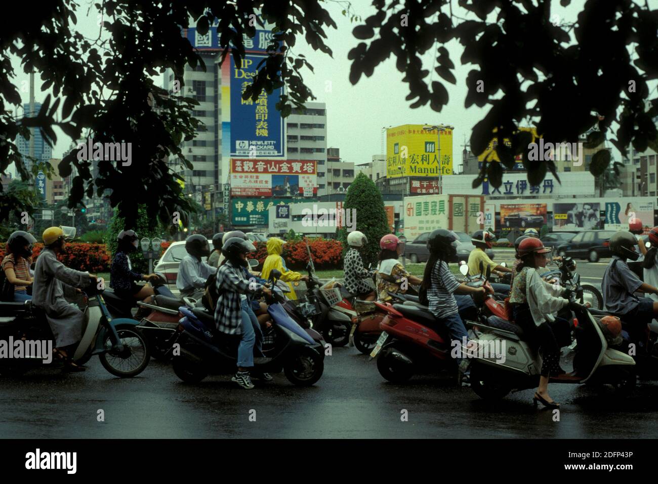 Motorrad auf einer Straße im Stadtzentrum von Taipei in Taiwan von Ost-Aasia. Taiwan, Taipeh, Mai 2001 Stockfoto