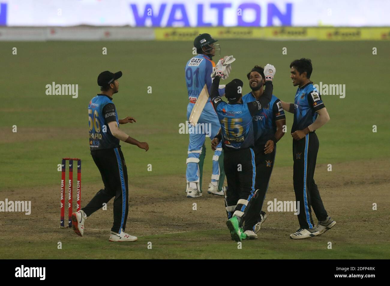 Beximco Dhaka Cricket Spieler feiern während der Bangabandhu T20 Cup 2020 zwischen Beximco Dhaka und Gazi Group Chattogramm im Sher e Bangla National Cricket Stadium.Beximco Dhaka gewann mit 7 Runs. Stockfoto