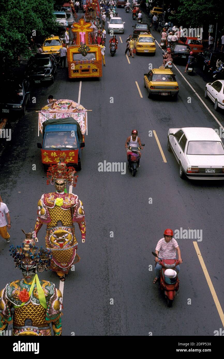 Eine traditionelle Mazu-Parade und ein taoistisches religiöses Festival im Stadtzentrum von Taipei in Taiwan im Osten von Aasia. Taiwan, Taipeh, Mai 2001 Stockfoto