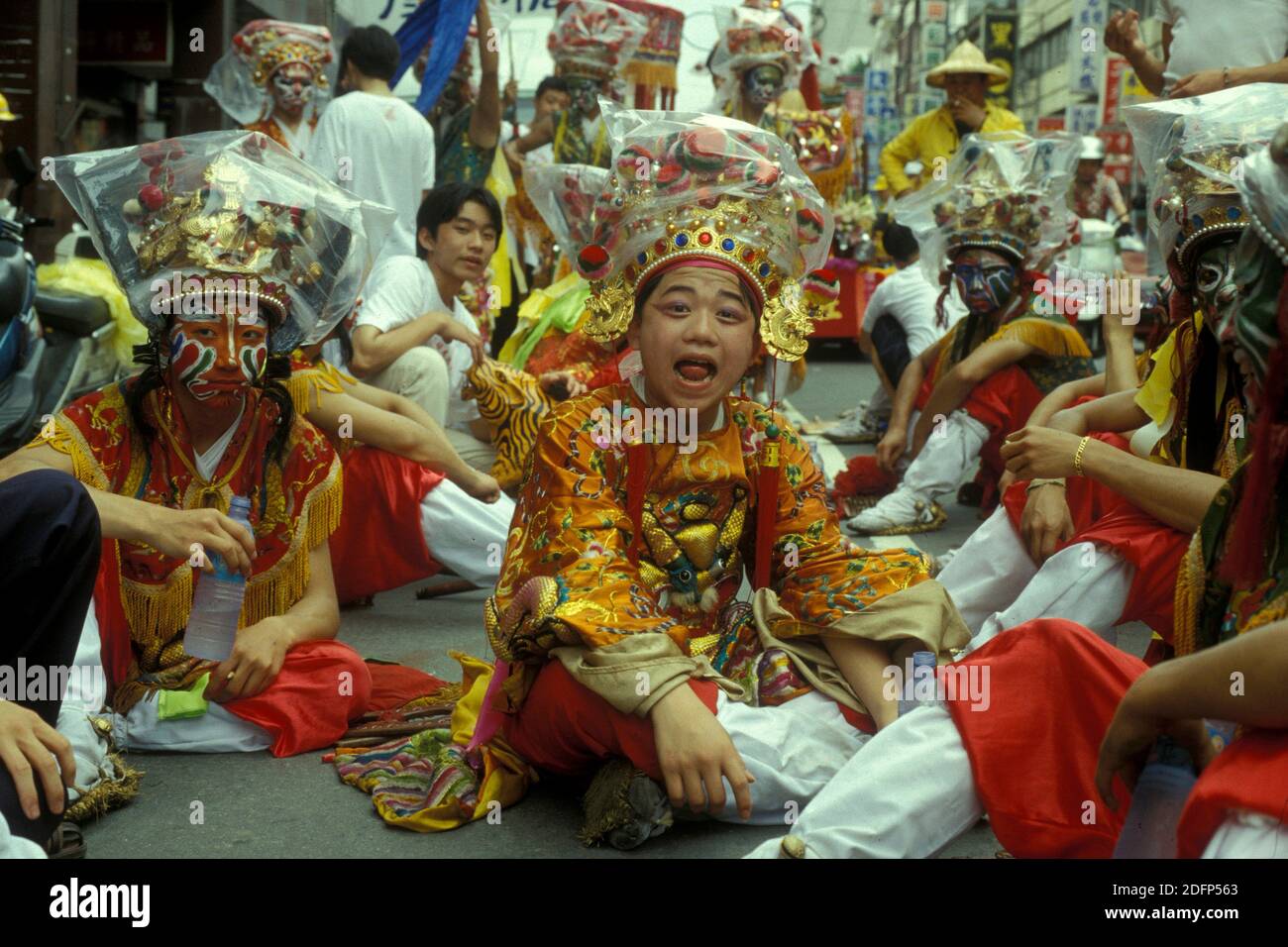 Eine traditionelle Mazu-Parade und ein taoistisches religiöses Festival im Stadtzentrum von Taipei in Taiwan im Osten von Aasia. Taiwan, Taipeh, Mai 2001 Stockfoto